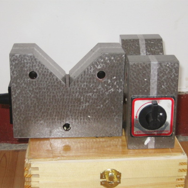 E heluhelu hou e pili ana i ka pālohila ultra magnetic V Block